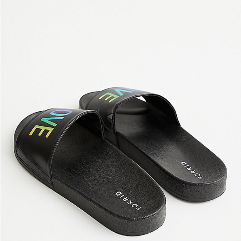CELEBRATE LOVE BLACK FAUX LEATHER SLIDE (WW)